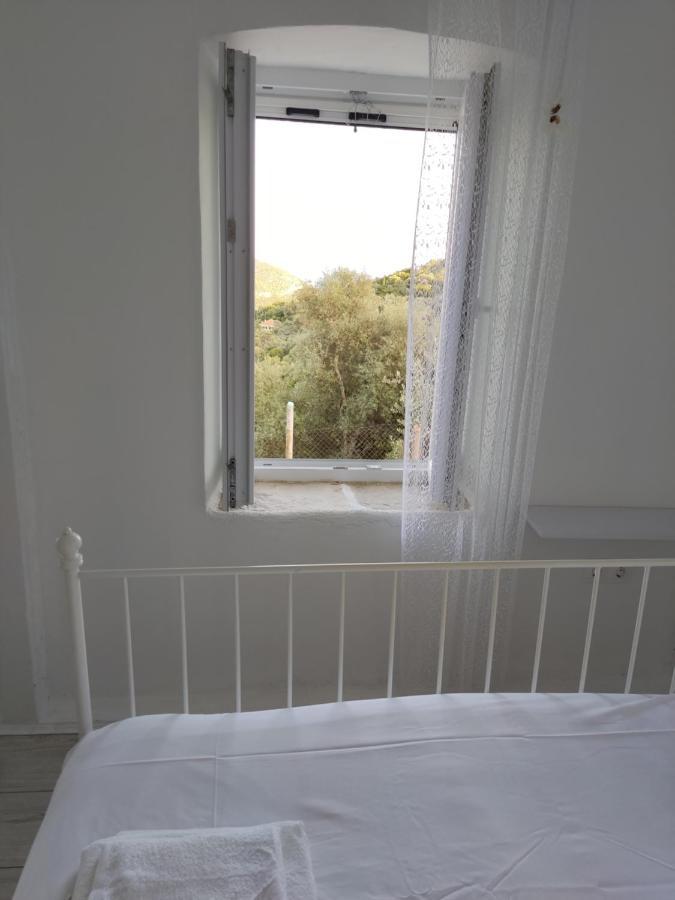 Stathis Guesthouse Fternon Bagian luar foto